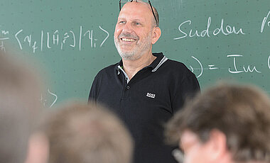 Physikprofessor Ralph Claessen ist der Würzburger Sprecher des erfolgreichen Exzellenzclusters. (Foto: Daniel Peter)