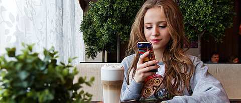 Mädchen mit Smartphone