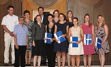 Die Absolventen der Lebensmittelchemie mit einigen ihrer Professorinnen und Professoren (Foto: Fakultät für Chemie und Pharmazie)