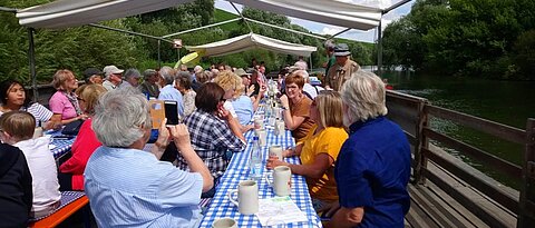 Alte Mainschleife bei Volkach: Freundliche "Grüsse an das Alumni-Büro zu Würzburg www.flosserlebnis.de von Roland Kehr, Lothar Horas, Erwin Kohlmann, Dietmar Wilde, Klaus Wegner, Edgar Müller und Eberhard Neth. Ertrunken ist keiner." Foto: Privat