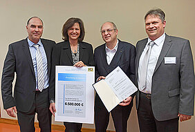 Bei der Übergabe des Förderbescheids (von links): Peter Jakob, Ilse Aigner, Randolf Hanke und Karl-Heinz Hiller. (Foto: Fraunhofer IIS/Peter Roggenthin)