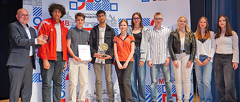 Einer von zwei Gewinnern der TaC-Sonderpreise: die Stolperstein-AG der David-Schuster-Realschule in Würzburg. Links im Bild: Matthias Erhardt. 