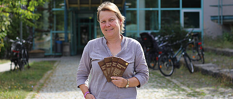 Dr. Frauke Fischer vor dem Biozentrum der Uni Würzburg: Sie ist einer der Köpfe von Perú Puro, einem kleinen Unternehmen, dass fair gehandelte Bio-Schokolade herstellt.