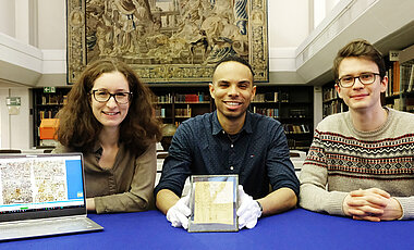 Das Projektteam zu Beginn der Arbeit Ende 2018 in der Handschriftensammlung der Unibibliothek mit (v.l.) Markéta Preininger, Korshi Dosoo und Edward O. D. Love.