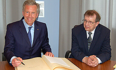 Altbundespräsident Christian Wulff mit Unipräsident Alfred Forchel. (Foto: Marco Bosch)