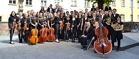 Das Akademische Orchester mit seinem Leiter Markus Popp