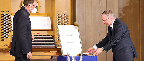  Horst Dreier (r.) bekam auf dem Stiftungsfest 2021 die Röntgen-Medaille-Wissenschaftspreis verliehen. Links: Laudator und Vizepräsident Andreas Dörpinghaus.