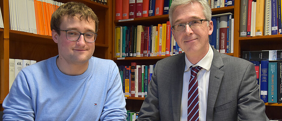 Simon Hager und Christoph Teichmann (v.l.) beschäftigen sich mit den Auswirkungen der Digitalisierung in der Rechtsberatung.