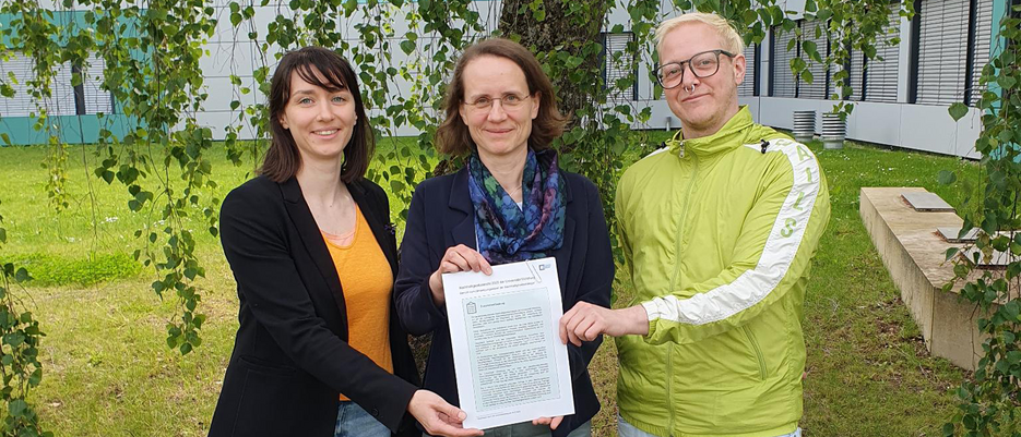 v..l.n.r. Viola Leisner (wissenschafltliche Mitarbeit), Vizepräsidentin Prof. Dr. Anja Schlömerkemper für Nachhaltigkeit, Karriereplanung und Chancengleichheit (Leitung); Casper Stupp (wissenschaftsunterstützende Mitarbeit) (Bild: Dr. rer. nat. Lars Wallstabe)