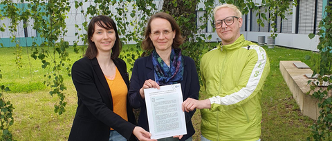 v..l.n.r. Viola Leisner (wissenschafltliche Mitarbeit), Vizepräsidentin Prof. Dr. Anja Schlömerkemper für Nachhaltigkeit, Karriereplanung und Chancengleichheit (Leitung); Casper Stupp (wissenschaftsunterstützende Mitarbeit) (Bild: Dr. rer. nat. Lars Wallstabe)