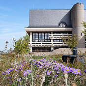 Die Universitätsbibliothek Würzburg auf dem Campus Hubland.