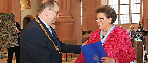Universitätspräsident Alfred Forchel gratuliert Barbara Stamm nach der Verleihung der Ehrensenatorwürde.