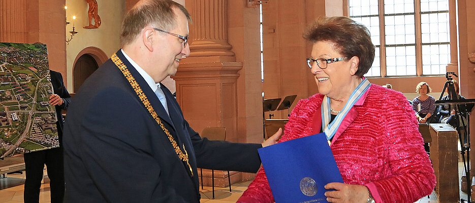 Universitätspräsident Alfred Forchel gratuliert Barbara Stamm nach der Verleihung der Ehrensenatorwürde.