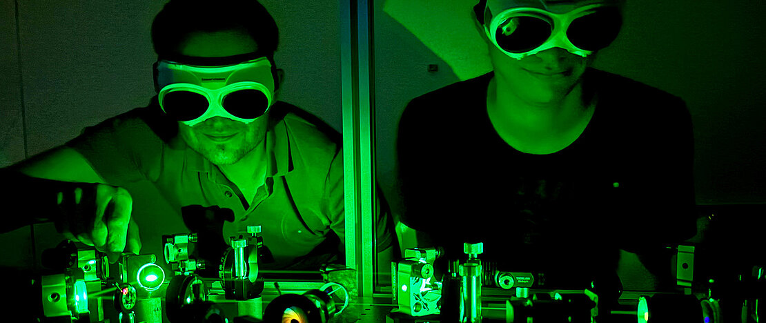 Gruppenleiter Gerrit Horstmann (links) mit Doktorand Lukas Schäfer (rechts) bei der Arbeit an einem Aufbau zur Erzeugung ultrakurzer Laserpulse.