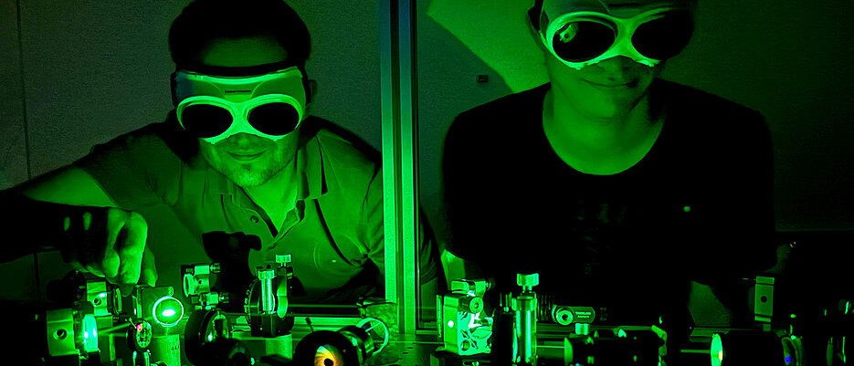 Gruppenleiter Gerrit Horstmann (links) mit Doktorand Lukas Schäfer (rechts) bei der Arbeit an einem Aufbau zur Erzeugung ultrakurzer Laserpulse.