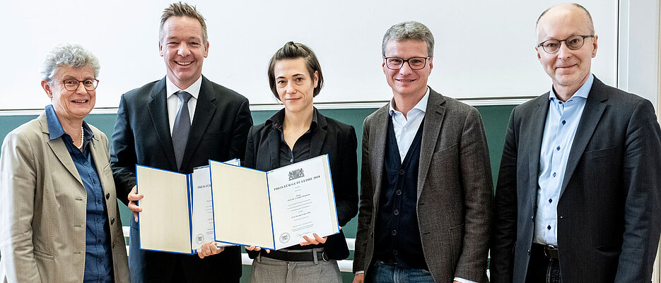 Bei der Verleihung des „Preises für gute Lehre“ (von links): Vizepräsidentin Ulrike Holzgrabe, Richard Pibernik, Carolin Wienrich, Bernd Sibler und Professor Roland Stein. 