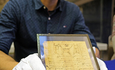 Mehr als 1000 Jahre ist dieses Stück Papier alt. Es sollte magische Kräfte aktivieren und himmlische Hilfe holen.
