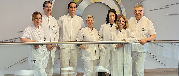 Das „Bench-to-Bedside“-Team aus Endokrinologie und Nuklearmedizin des UKW, v.l.n.r.: Simone Seifert (Leitende medizinisch-technische Radiologieassistentin, Nuklearmedizin), PD Dr. med. Philipp Hartrampf (Nuklearmedizin), Professor Johannes Tran-Gia (Medizin-Physik, Nuklearmedizin), Katja Marienfeld (Chemisch Technische Laborassistentin, Endokrinologie), Dr. rer. nat. Britta Heinze (Biochemikerin, Endokrinologie), Professorin Stefanie Hahner (Endokrinologie), PD Dr. rer. nat. Andreas Schirbel (Radiochemie, Nuklearmedizin). 