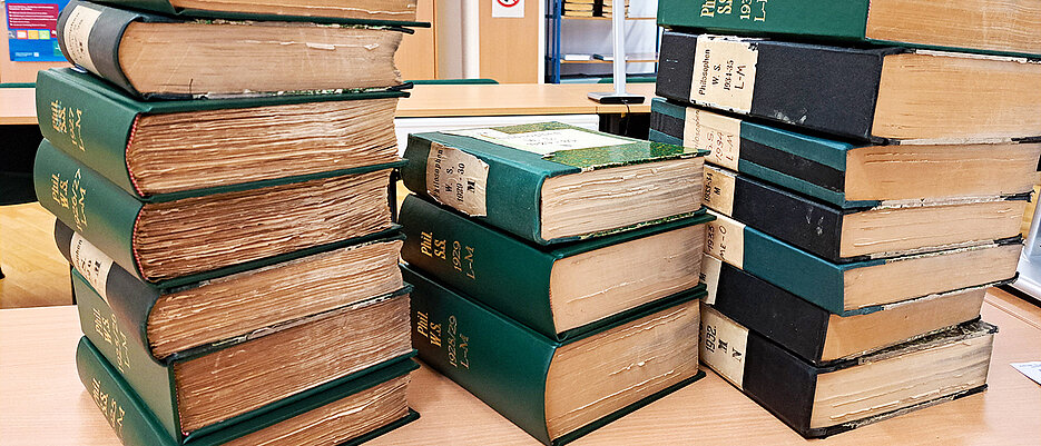 Julia Jennifer Beine consulted over 20 archives. The archival materials evaluated also include the volumes containing the inscription sheets from the University of Vienna (see image).