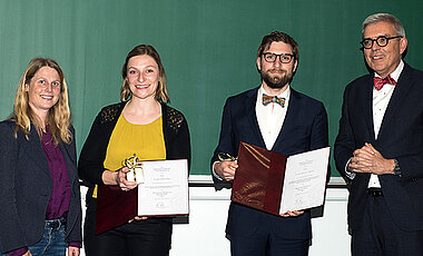 Der Promotionspreis der Klug und Sichler Stiftung ging an Christina Pfann (2.v.l.) und Severin Fink. Links Stefanie Hahner, rechts Dekan Matthias Frosch.