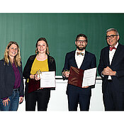 Der Promotionspreis der Klug und Sichler Stiftung ging an Christina Pfann (2.v.l.) und Severin Fink. Links Stefanie Hahner, rechts Dekan Matthias Frosch.