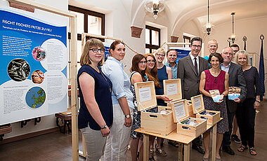 Von links: Studentinnen der Museologie mit Christian Dettmar, Lehrer am Deutschhaus-Gymnasium, Oberbürgermeister Christian Schuchardt, Jakob Sänger von der Umweltstation, Monika Hahn von der Stadt Würzburg, Lennart Klinger und Anja Knieper von der Umwe