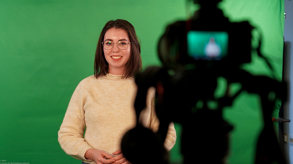 Eine Studentin zeichnet die Videoinhalte für ein Projekt auf