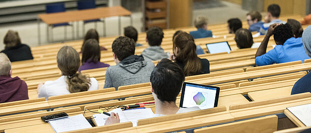 Studierende sitzen im Hörsaal