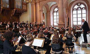 Das Akademische Orchester in Aktion. Rechts sein Leiter Markus Popp.
