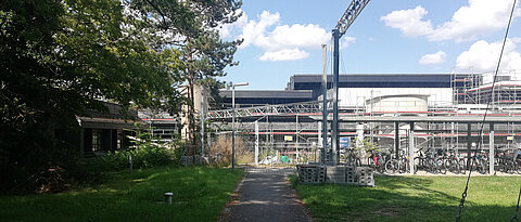 Im Zeitraum September 2021 bis voraussichtlich Juni 2022 laufen im Mensa-Nebengebäude auf dem Hubland-Campus umfangreiche Umbau- und Sanierungsmaßnahmen.