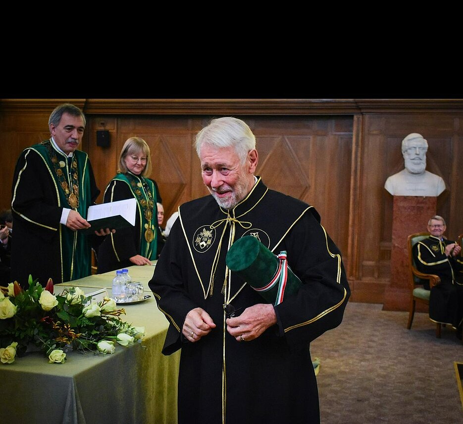 Verleihung der Ehrendoktorwürde an Professor Dr. Dr. h.c. mult. Udo Arnold an der Universität Ungarn.