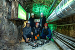 Das fünfköpfige Projektteam am Eingang des Kammstollens, jeweils von links nach rechts. Oben: Andreas Maurer und Joshua Stadler (JMU), unten: Johannes Koch, Lukas Ruschinzik, Manuel Schütt (DLR). (Foto: Erlend Hellerslien / DLR) 