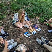 Die Studentin erarbeitet mit den Schüler:innen die Funktionen des Waldes.