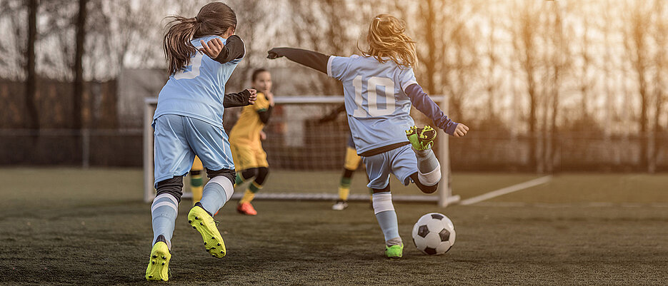 Um knapp die Hälfte ist die Zahl der Mädchen-Fußballteams in Bayern seit 2010 zurückgegangen. Vor allem in Nordbayern wächst deshalb der Unmut.