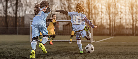 Um knapp die Hälfte ist die Zahl der Mädchen-Fußballteams in Bayern seit 2010 zurückgegangen. Vor allem in Nordbayern wächst deshalb der Unmut.