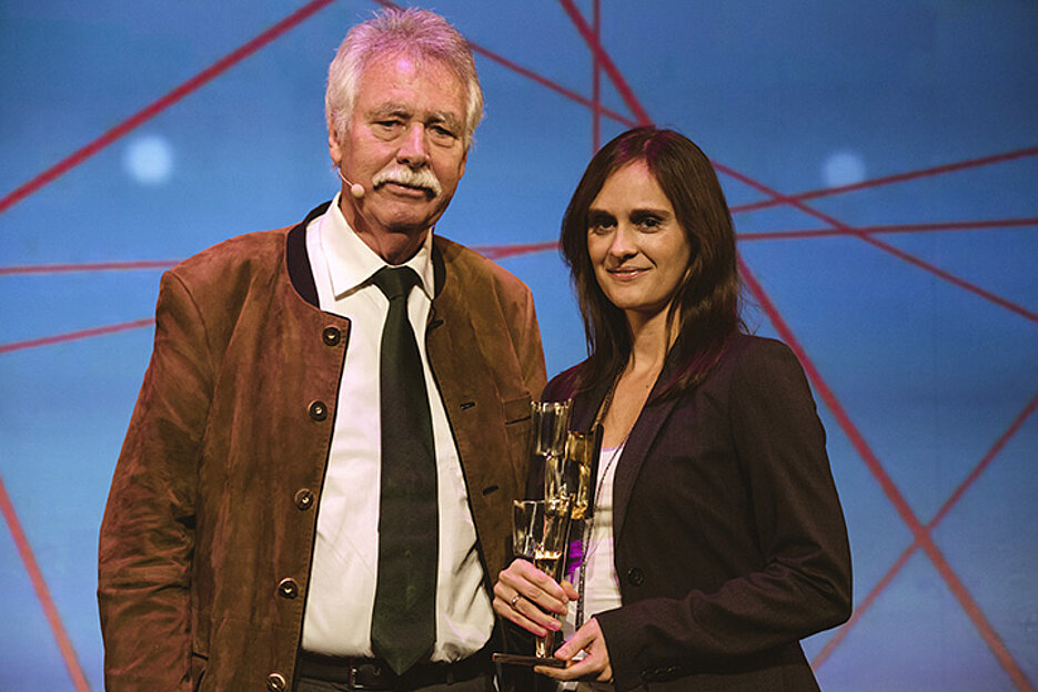 Dr. Lydia Lange bei der Preisverleihung mit ihrem Laudator Professor Wolfgang Wiegard. (Foto: Manuela Steinemann/Bayernwerk AG)