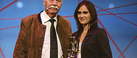 Dr. Lydia Lange bei der Preisverleihung mit ihrem Laudator Professor Wolfgang Wiegard. (Foto: Manuela Steinemann/Bayernwerk AG)