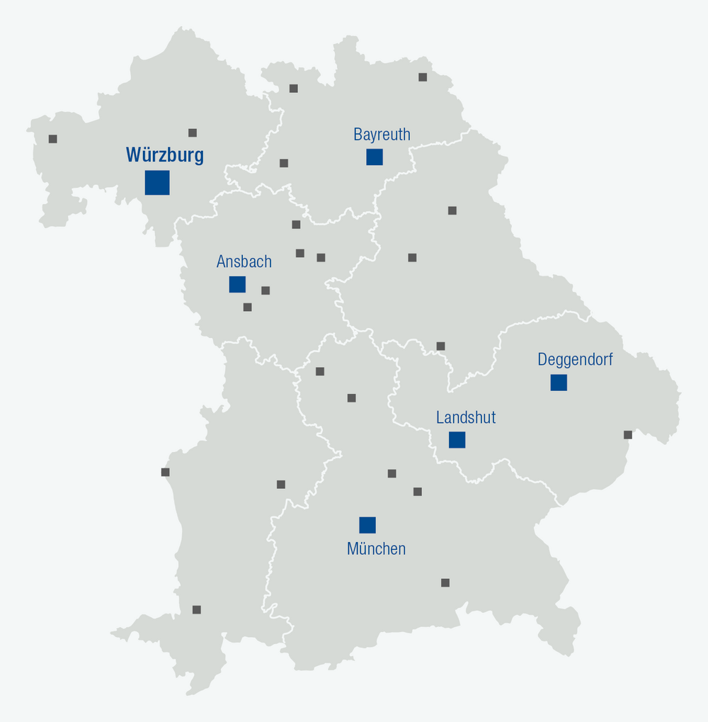 "Bayernkarte in der alle Hochschulen eingezeichnet sind, die beim Verbundprojekt Inklusion an Hochschulen und barrierefreies Bayern mitwirken. Projektpartner sind die Universität in Würzburg und in Bayreuth sowie die Hochschule in Ansbach, in Deggendorf