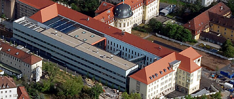 Luftbild vom sanierten Gebäude der Alten Chirurgie an der Universität Würzburg. Dort ist das Rudolf-Virchow-Zentrum der Universität untergebracht. Im Herbst 2009 soll dort auch das Zentrum für Infektionsforschung einziehen. Foto: Heike Hahner
