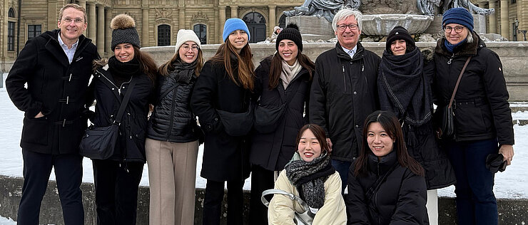 Von links: Prof. Dr. Andreas Buck (Prodekan für Internationale Angelegenheiten), Adi Goldring, Noa Arbel, Romi Gleicher und Alma Barry (alle vier Technion-Universität, Haifa), Prof. Dr. Jürgen Deckert (Seniorprofessor, ehem. Prodekan für Internationale Angelegenheiten), Lee Kaniel (Technion-Universität, Haifa) sowie Barbara Moll (Medizinische Fakultät). In der ersten Reihe kniend: Yuka Yamazato und Mizuki Sakimoto, zwei Medizinstudentinnen aus Japan, die zeitgleich im Rahmen des Nagasaki-Würzburg-Austauschs in der unterfränkischen Universitätsstadt sind