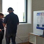 Workshopteilnehmer testet ein Spiel in VR   