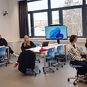 Die fünf Arbeitsstationen sind jeweils mit eigenem Monitor ausgestattet.