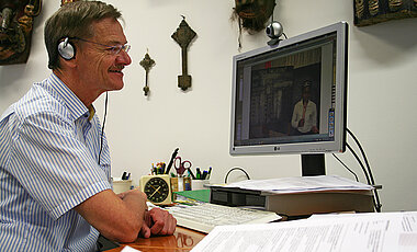 Per Videokonferenz dabei: Gerhard Bringmann in seinem Büro an der Uni Würzburg.