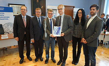 Die Julius-Maximilians-Universität (JMU) erhält insgesamt mehr als sieben Millionen Euro von der Europäischen Union, um vier Forschungsprojekte umzusetzen. Die Förderzusagen übergab Staatssekretär Bernd Sibler, der die JMU als "Innovationsmotor in der Region" hervorhob.