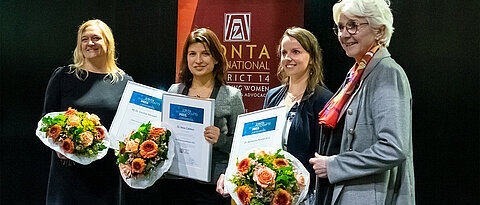 Verleihung des ZONTA-Wissenschaftspreises an (von links) Caroline Morbach, Neva Caliskan und Agnieszka Nowak-Król durch ZONTA-Präsidentin Christine Martin.