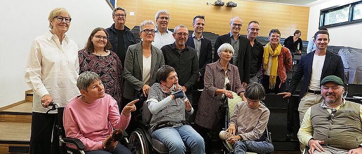 Bei der Präsentation der Projektergebnisse an der Uni Würzburg: Die Forschenden stellten sich mit drei der WG-Frauen und Menschen, die die WG unterstützen, zum Gruppenbild auf.