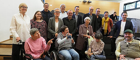 Bei der Präsentation der Projektergebnisse an der Uni Würzburg: Die Forschenden stellten sich mit drei der WG-Frauen und Menschen, die die WG unterstützen, zum Gruppenbild auf.