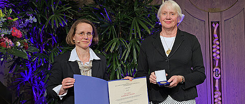 Barbara Hahn (rechts) wurde auf dem Stiftungsfest 2022 mit der Julius-Maximilians-Verdienstmedaille ausgezeichnet. Ihr gratulierte Vizepräsidentin Anja Schlömerkemper. 