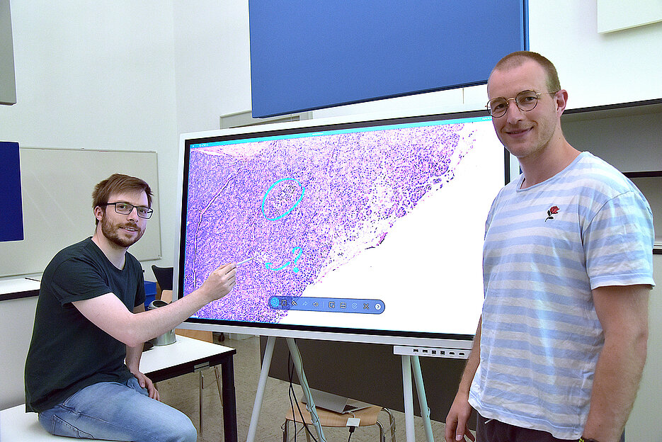 Philipp Sodmann (links) und Matthias Griebel entwickelten ein Deep-Learning-Modell, das mikroskopische Bilder auswerten kann.