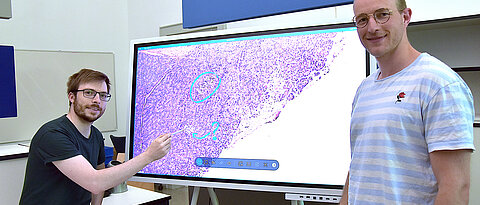 Philipp Sodmann (left) and Matthias Griebel developed a deep learning model that can evaluate microscopic images.